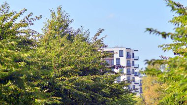 Avrupa 'daki yerleşim yerleri doğayla uyum içinde. Çevre dostu, yeşilliklerle dolu bir şehirde yaşıyor. Eko apartman binası enerji tasarrufu ve temiz hava kavramı. 