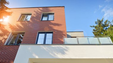 Avrupa 'daki yerleşim yerleri doğayla uyum içinde. Çevre dostu, yeşilliklerle dolu bir şehirde yaşıyor. Eko apartman binası enerji tasarrufu ve temiz hava kavramı. 