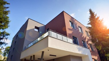 Avrupa 'daki yerleşim yerleri doğayla uyum içinde. Çevre dostu, yeşilliklerle dolu bir şehirde yaşıyor. Eko apartman binası enerji tasarrufu ve temiz hava kavramı. 