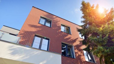 Avrupa 'daki yerleşim yerleri doğayla uyum içinde. Çevre dostu, yeşilliklerle dolu bir şehirde yaşıyor. Eko apartman binası enerji tasarrufu ve temiz hava kavramı. 