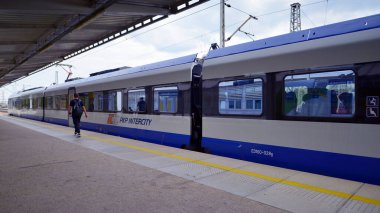 Varşova, Polonya. 14 Eylül 2024. Şehirlerarası tren tren istasyonunda duruyor.