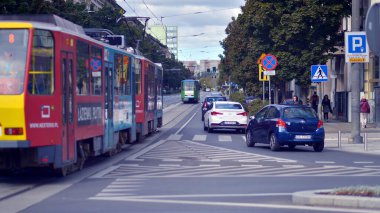 Szczecin, Polonya. 14 Eylül 2024. Kentsel ulaşım altyapısı ve şehir manzarası. Sokakta tramvay. Şehir trafiği. 