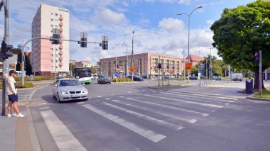 Szczecin, Polonya. 14 Eylül 2024. Şehrin şehir merkezinde trafik sıkışıklığında araba trafiği. Arkasında arabalar ve binalar olan şehir merkezi..