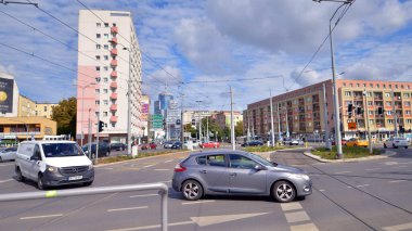 Szczecin, Polonya. 14 Eylül 2024. Şehrin şehir merkezinde trafik sıkışıklığında araba trafiği. Arkasında arabalar ve binalar olan şehir merkezi..