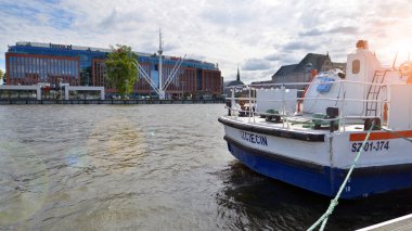 Szczecin, Polonya. 14 Eylül 2024. Manzara ve Chrobry Bulvarı 'ndan Odra Nehri' ne giden gemiler.. 