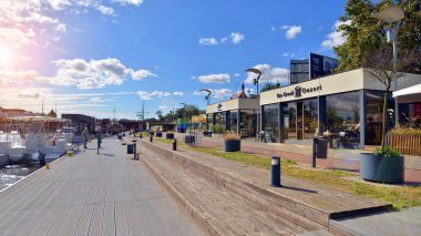 Szczecin, Polonya. 14 Eylül 2024. Odra Bulvarları ve yemek şirketleri manzarası.