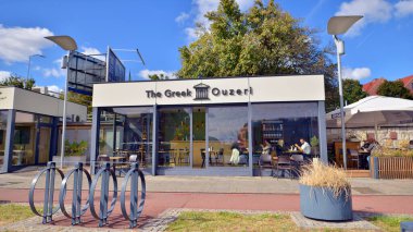 Szczecin, Polonya. 14 Eylül 2024. Odra Bulvarları ve yemek şirketleri manzarası.