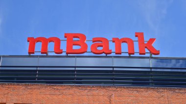 Szczecin, Polonya. 14 Eylül 2024. Binadaki yazı: mBank