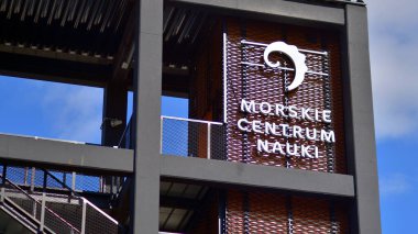 Szczecin, Polonya. 14 Eylül 2024. Binanın üzerindeki yazı: Morskie Centrum Nauki