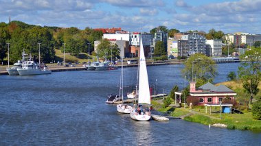 Szczecin, Polonya. 14 Eylül 2024. Odra Nehri ve limandaki sanayi binaları. Szczecin Limanı