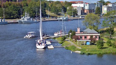 Szczecin, Polonya. 14 Eylül 2024. Odra Nehri ve limandaki sanayi binaları. Szczecin Limanı