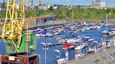 Szczecin, Polonya. 14 Eylül 2024. Manzara görüntüsü, Odra Nehri 'ndeki gemiler ve eski turnalar.