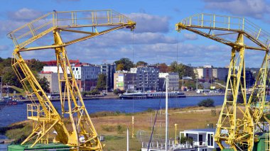 Szczecin, Polonya. 14 Eylül 2024. Manzara görüntüsü, Odra Nehri 'ndeki gemiler ve eski turnalar.