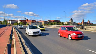Szczecin, Polonya. 14 Eylül 2024. Kale güzergahı ve hareket halindeki arabaların görüntüsü