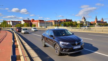 Szczecin, Polonya. 14 Eylül 2024. Kale güzergahı ve hareket halindeki arabaların görüntüsü