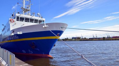 Szczecin, Polonya. 14 Eylül 2024. Manzara ve Chrobry Bulvarı 'ndan Odra Nehri' ne giden gemiler.. 