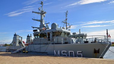 Szczecin, Polonya. 14 Eylül 2024. Manzara ve Chrobry Bulvarı 'ndan Odra Nehri' ne giden gemiler.. 