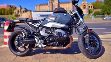 Szczecin, Polonya. 14 Eylül 2024. Bir BMW R 12 9 T motosikleti nehir kıyısında duruyor.