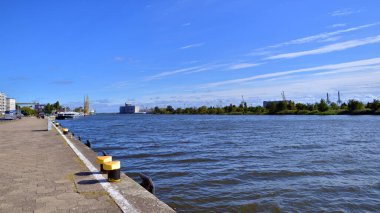 Szczecin, Polonya. 14 Eylül 2024. Manzara ve Chrobry Bulvarı 'ndan Odra Nehri' ne giden gemiler.. 