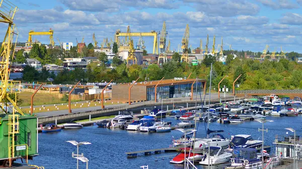 Szczecin, Polonya. 14 Eylül 2024. Manzara görüntüsü, Odra Nehri 'ndeki gemiler ve eski turnalar.