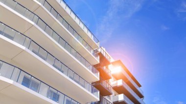 Güneşli bir günde kentsel konut binalarının modern mimarisi. Modern bir apartmanın cephesi.