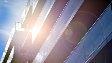 Güneşli bir günde kentsel konut binalarının modern mimarisi. Modern bir apartmanın cephesi.