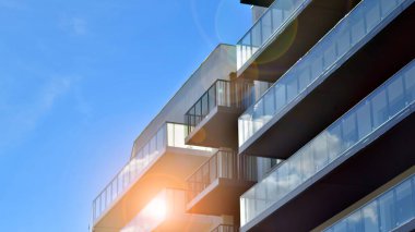 Güneşli bir günde kentsel konut binalarının modern mimarisi. Modern bir apartmanın cephesi.