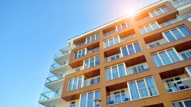 Güneşli bir günde kentsel konut binalarının modern mimarisi. Modern bir apartmanın cephesi.