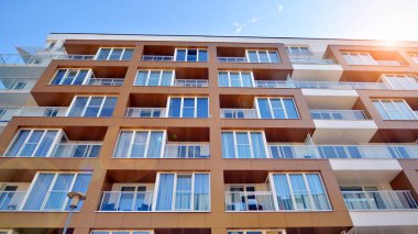 Güneşli bir günde kentsel konut binalarının modern mimarisi. Modern bir apartmanın cephesi.