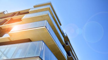 Güneşli bir günde kentsel konut binalarının modern mimarisi. Modern bir apartmanın cephesi.