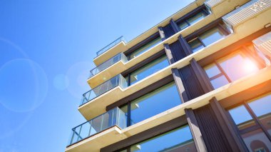Güneşli bir günde kentsel konut binalarının modern mimarisi. Modern bir apartmanın cephesi.