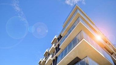 Güneşli bir günde kentsel konut binalarının modern mimarisi. Modern bir apartmanın cephesi.