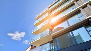 Güneşli bir günde kentsel konut binalarının modern mimarisi. Modern bir apartmanın cephesi.