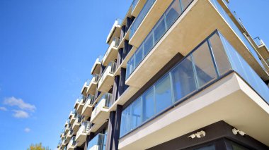 Güneşli bir günde kentsel konut binalarının modern mimarisi. Modern bir apartmanın cephesi.