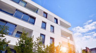 Eko apartman binası enerji ve temiz hava tasarrufu sağlıyor. Avrupa 'daki yerleşim yerleri doğayla uyum içinde. Çevre dostu, yeşilliklerle dolu bir şehir.. 