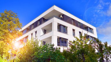 Eko apartman binası enerji ve temiz hava tasarrufu sağlıyor. Avrupa 'daki yerleşim yerleri doğayla uyum içinde. Çevre dostu, yeşilliklerle dolu bir şehir.. 