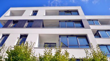 Eko apartman binası enerji ve temiz hava tasarrufu sağlıyor. Avrupa 'daki yerleşim yerleri doğayla uyum içinde. Çevre dostu, yeşilliklerle dolu bir şehir.. 