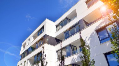 Eko apartman binası enerji ve temiz hava tasarrufu sağlıyor. Avrupa 'daki yerleşim yerleri doğayla uyum içinde. Çevre dostu, yeşilliklerle dolu bir şehir.. 