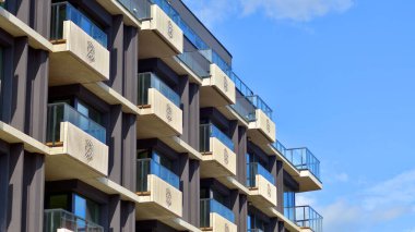 Güneşli bir günde kentsel konut binalarının modern mimarisi. Modern bir apartmanın cephesi.