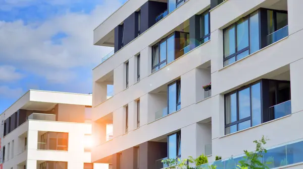 Güneşli bir günde kentsel konut binalarının modern mimarisi. Modern bir apartmanın cephesi.