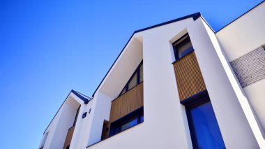 Modern yüzlü konutlar. Yeni geliştirilmiş konutlarda teraslı aile evleri. Banliyödeki emlak piyasası. Yeni bir gelişim bölgesinde yeni tek kişilik aile evleri. 