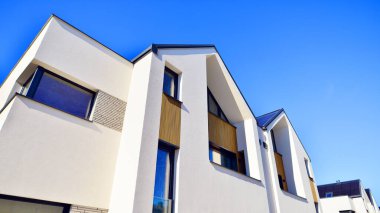 Modern yüzlü konutlar. Yeni geliştirilmiş konutlarda teraslı aile evleri. Banliyödeki emlak piyasası. Yeni bir gelişim bölgesinde yeni tek kişilik aile evleri. 