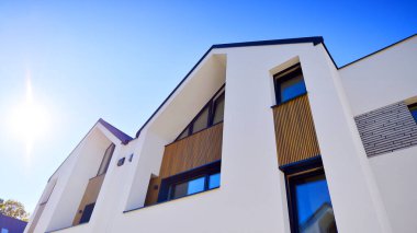 Modern yüzlü konutlar. Yeni geliştirilmiş konutlarda teraslı aile evleri. Banliyödeki emlak piyasası. Yeni bir gelişim bölgesinde yeni tek kişilik aile evleri. 