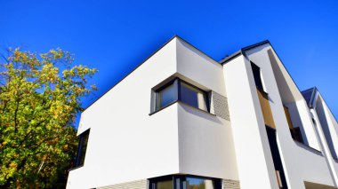 Doğayla uyum, ekolojik mimari. Yeni geliştirilmiş konutlarda teraslı bekar aile evleri. Banliyölerdeki emlak piyasası yemyeşil çevre. 