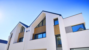 Modern yüzlü konutlar. Yeni geliştirilmiş konutlarda teraslı aile evleri. Banliyödeki emlak piyasası. Yeni bir gelişim bölgesinde yeni tek kişilik aile evleri. 