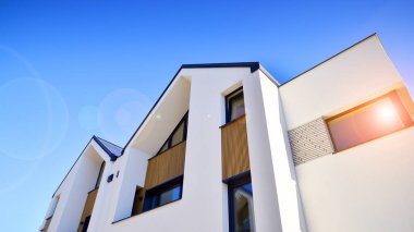 Modern yüzlü konutlar. Yeni geliştirilmiş konutlarda teraslı aile evleri. Banliyödeki emlak piyasası. Yeni bir gelişim bölgesinde yeni tek kişilik aile evleri. 