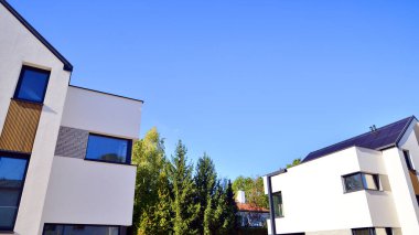 Doğayla uyum, ekolojik mimari. Yeni geliştirilmiş konutlarda teraslı bekar aile evleri. Banliyölerdeki emlak piyasası yemyeşil çevre. 