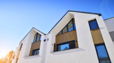 Doğayla uyum, ekolojik mimari. Yeni geliştirilmiş konutlarda teraslı bekar aile evleri. Banliyölerdeki emlak piyasası yemyeşil çevre. 