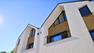 Modern yüzlü konutlar. Yeni geliştirilmiş konutlarda teraslı aile evleri. Banliyödeki emlak piyasası. Yeni bir gelişim bölgesinde yeni tek kişilik aile evleri. 