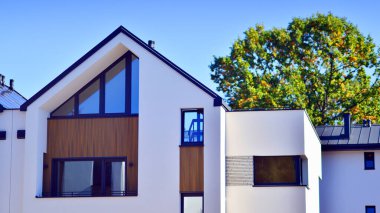 Doğayla uyum, ekolojik mimari. Yeni geliştirilmiş konutlarda teraslı bekar aile evleri. Banliyölerdeki emlak piyasası yemyeşil çevre. 